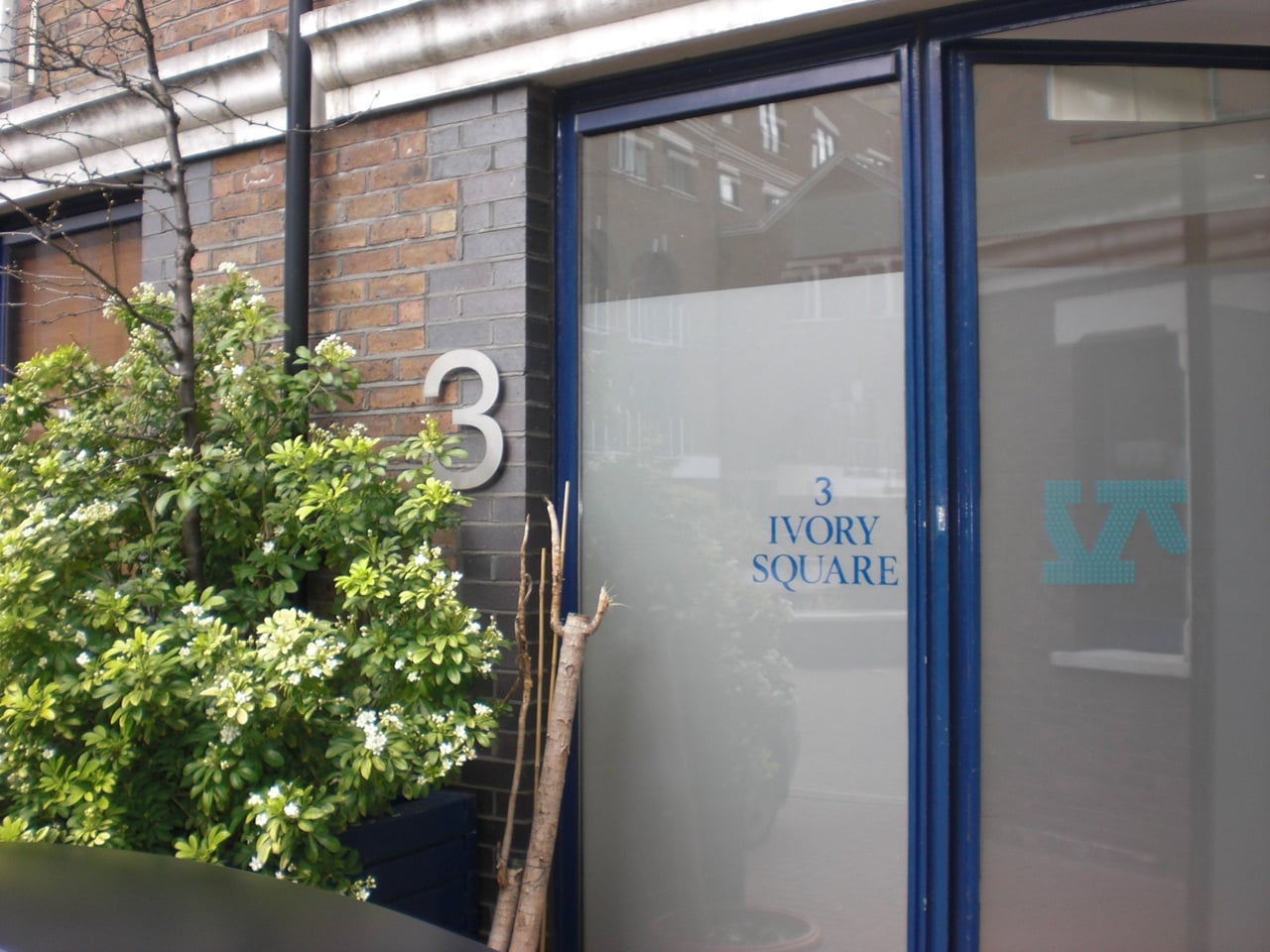 2 Bed Flat, Plantation Wharf, SW11 photo 2