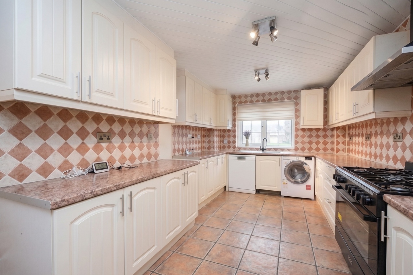 3 Bed End Terrace, Rectory Square, E1 photo 2