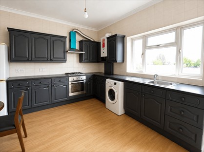 4 Bed Flat, King St, UB2