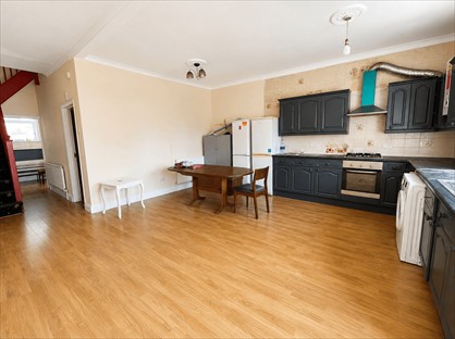 4 Bed Flat, King St, UB2