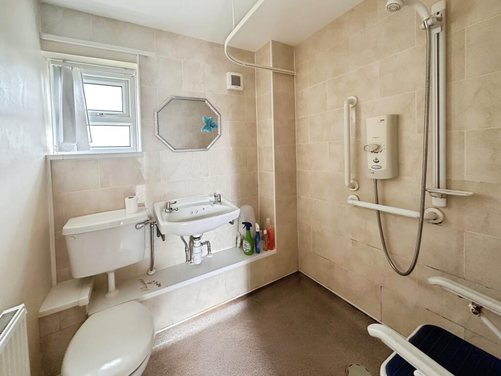 1 Bed Flat, Lupton St, LS10 photo 3
