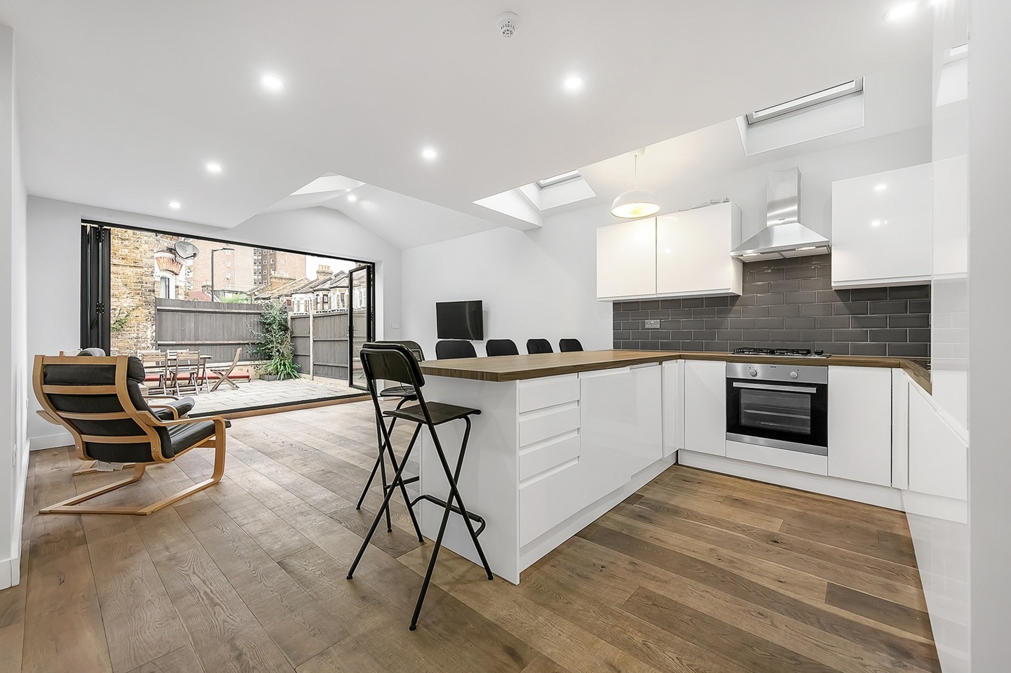 6 Bed End Terrace, Elcot Avenue, SE15