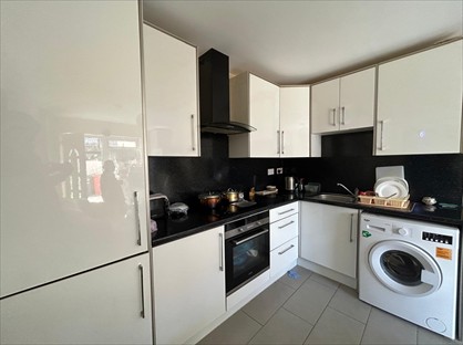 3 Bed Flat, King St, UB2