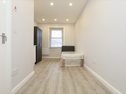 Studio Flat, Merlin Close, UB5