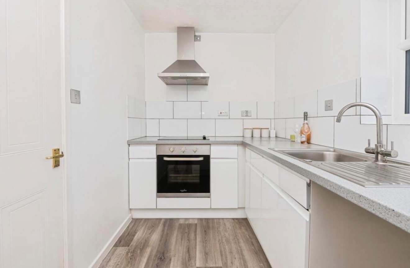 2 Bed Flat, St Annes Park, BS4 photo 2