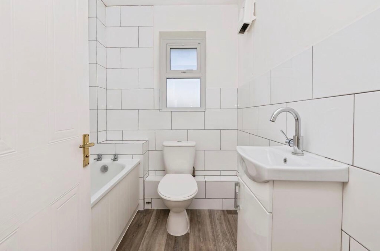 2 Bed Flat, St Annes Park, BS4 photo 3