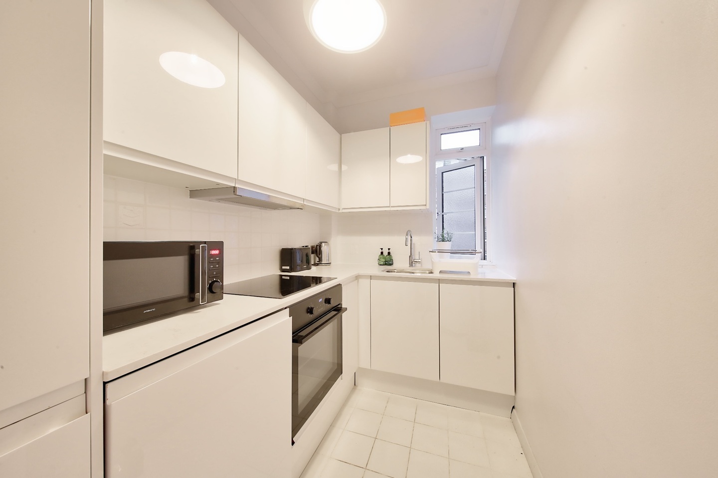 Studio Flat, Pembroke Road, W8 photo 4