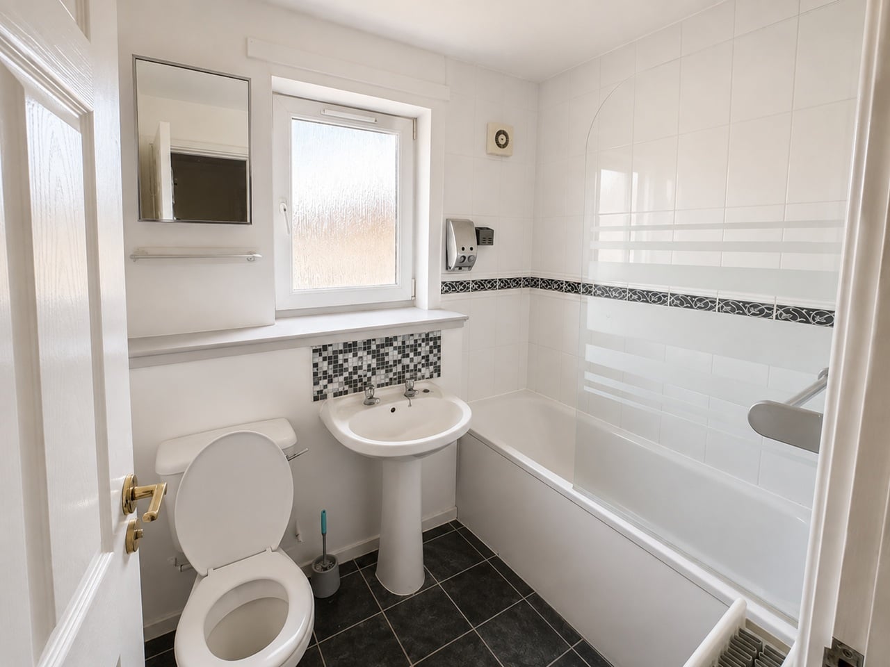 2 Bed Flat, Saughton Road, EH11 photo 5