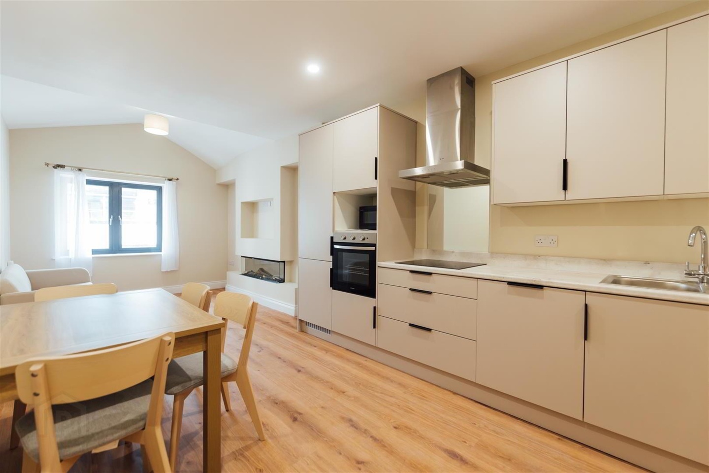 2 Bed Flat, Lower Crescent, BT7