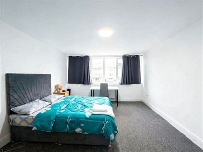 5 Bed Semi-Detached House, Barchester Close, UB8