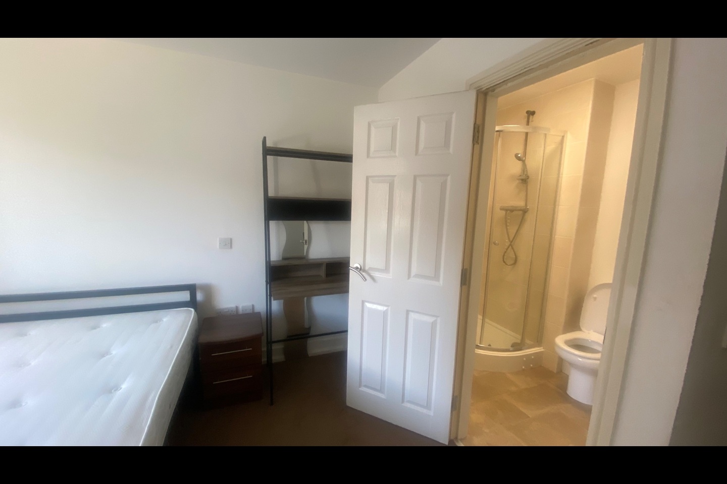 2 Bed Flat, Moss St, L6 photo 2