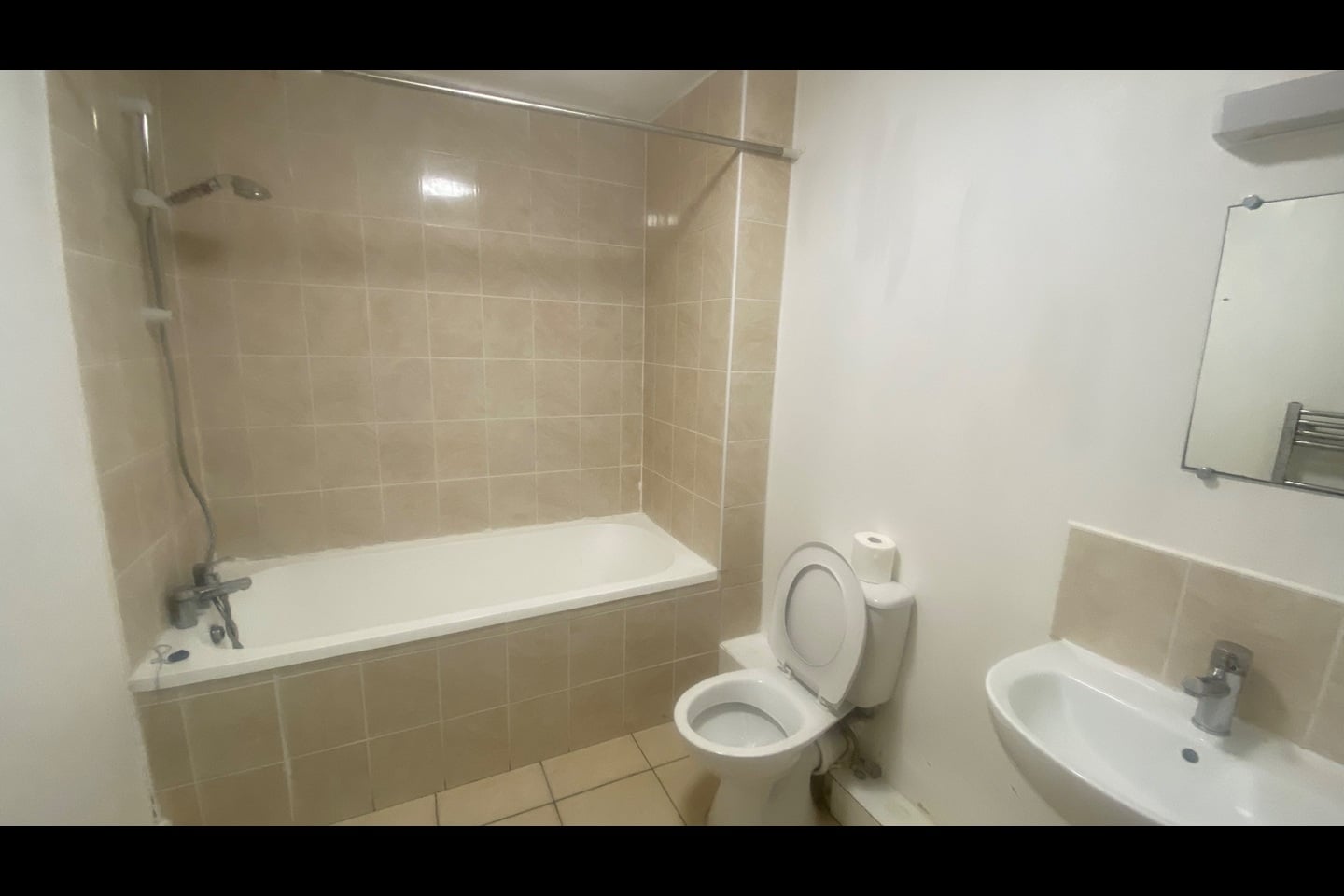 2 Bed Flat, Moss St, L6 photo 5