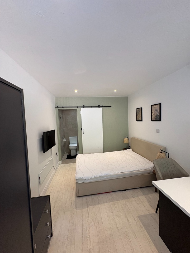 Studio Flat, Westbourne Terrace, RG30