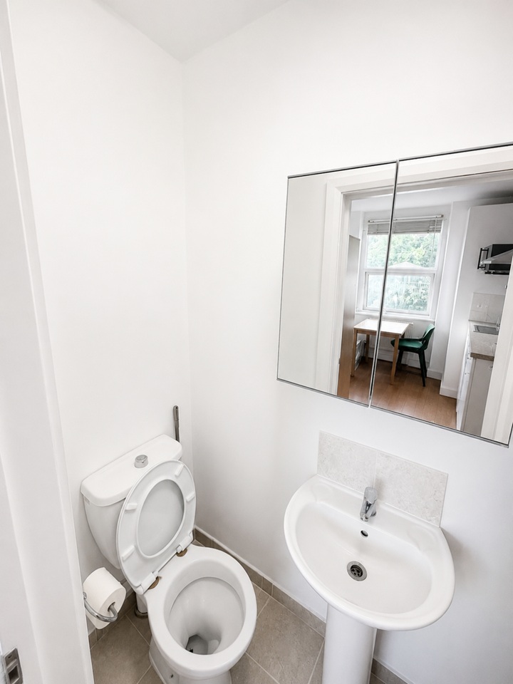 Studio Flat, Finchley Road, NW3 photo 4