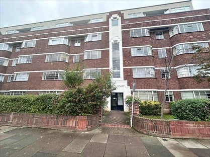 3 Bed Flat, Oman Court, NW2