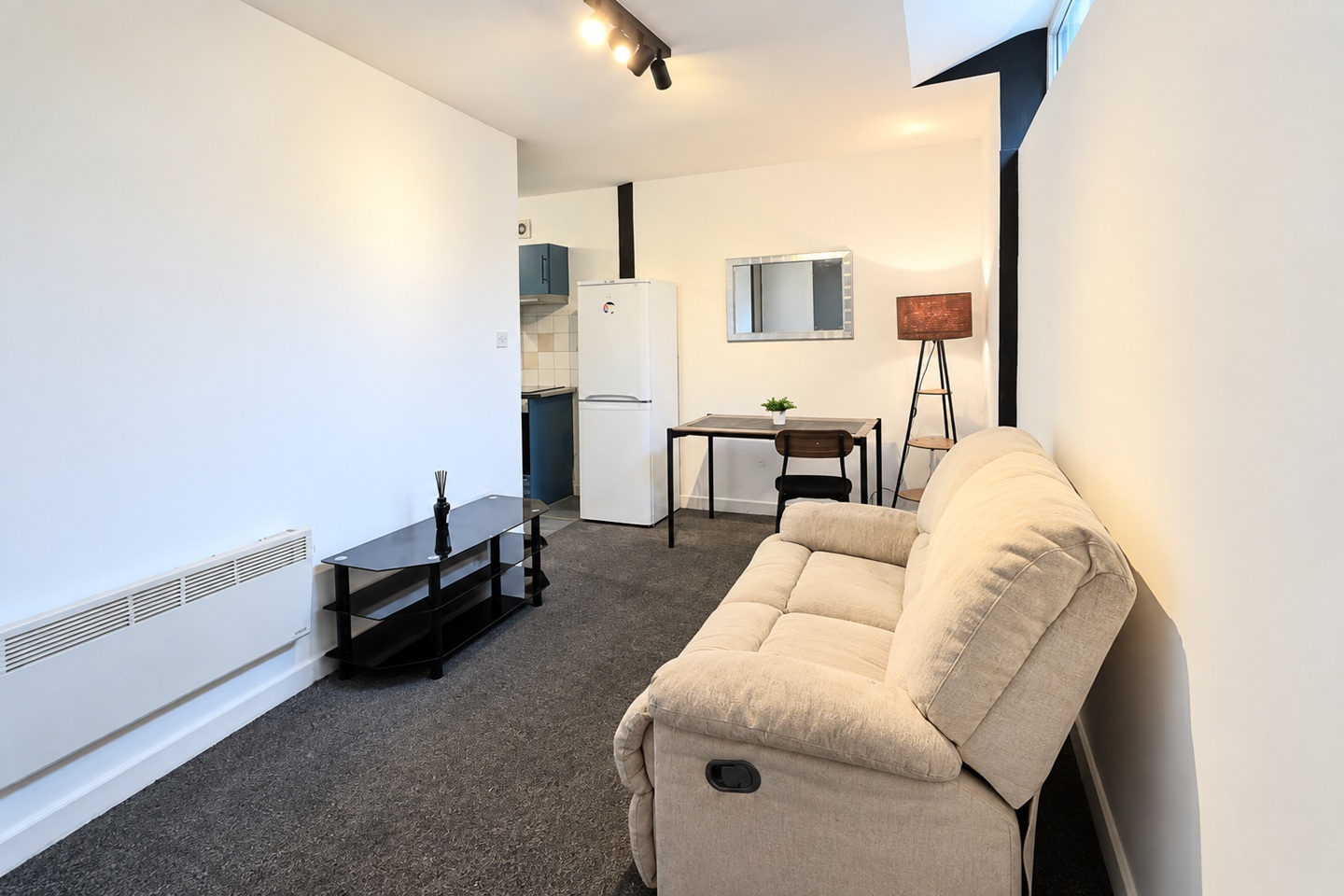 Studio Flat, Breck Road, L5 photo 3