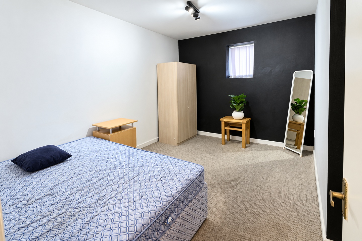 Studio Flat, Breck Road, L5