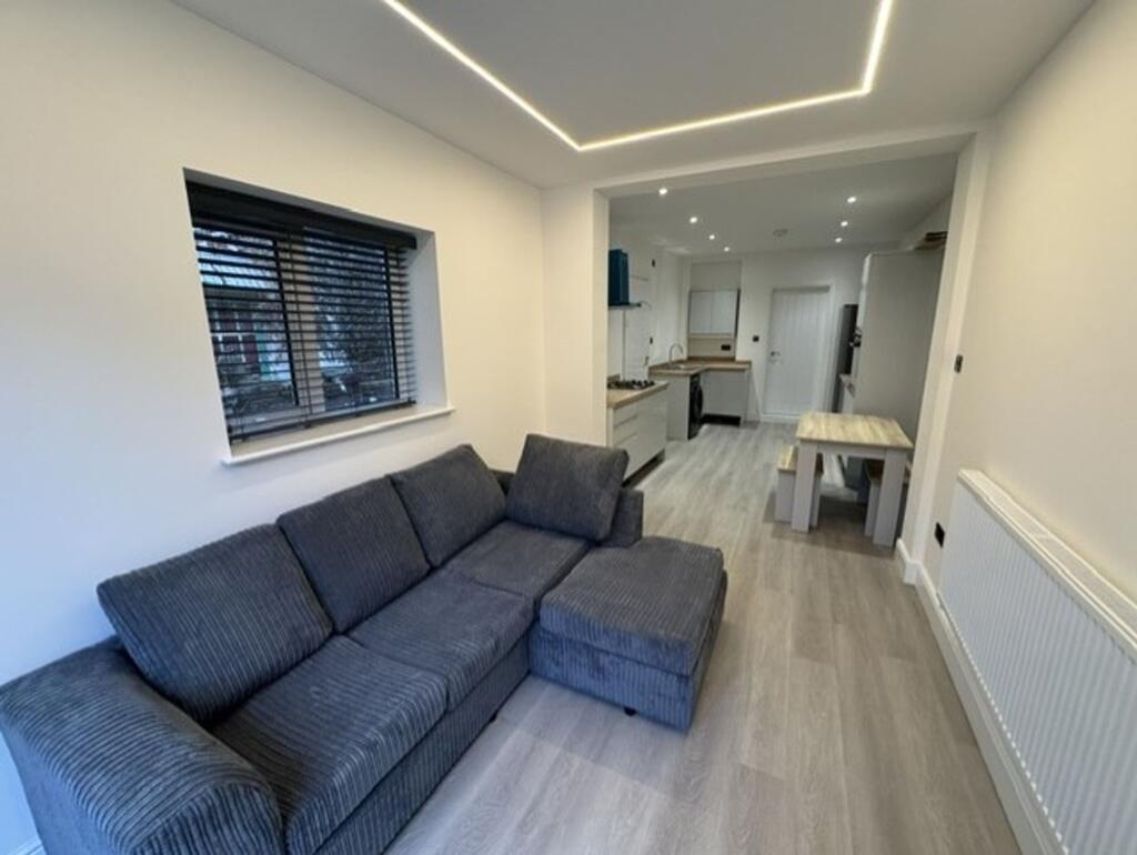 5 Bed Terraced House, Glenroy, CF24 photo 3