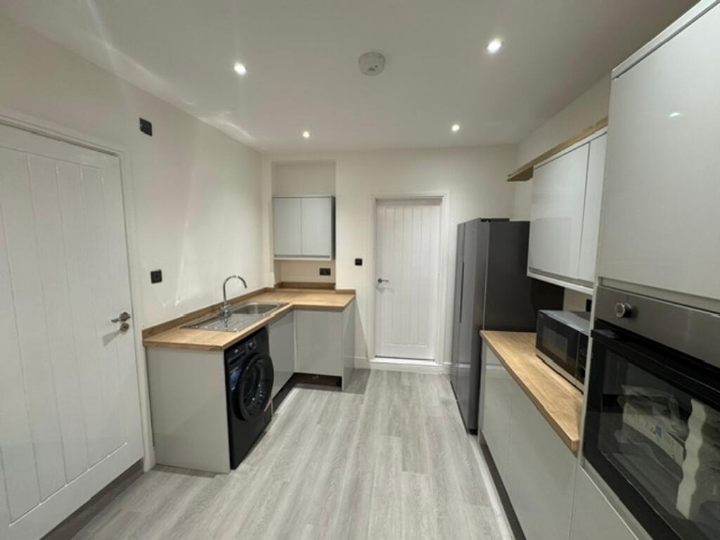 5 Bed Terraced House, Glenroy, CF24 photo 4