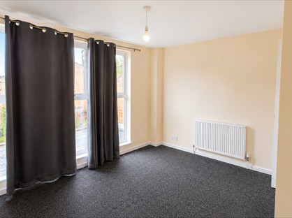 5 Bed Terraced House, Saddleworth Square, RM3