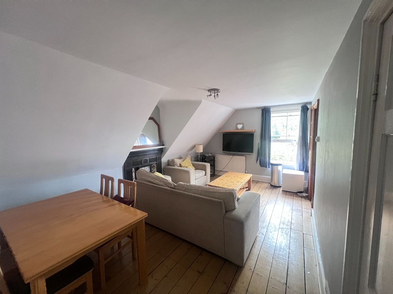 2 Bed Flat, Western Elms Ave, RG30 photo 2