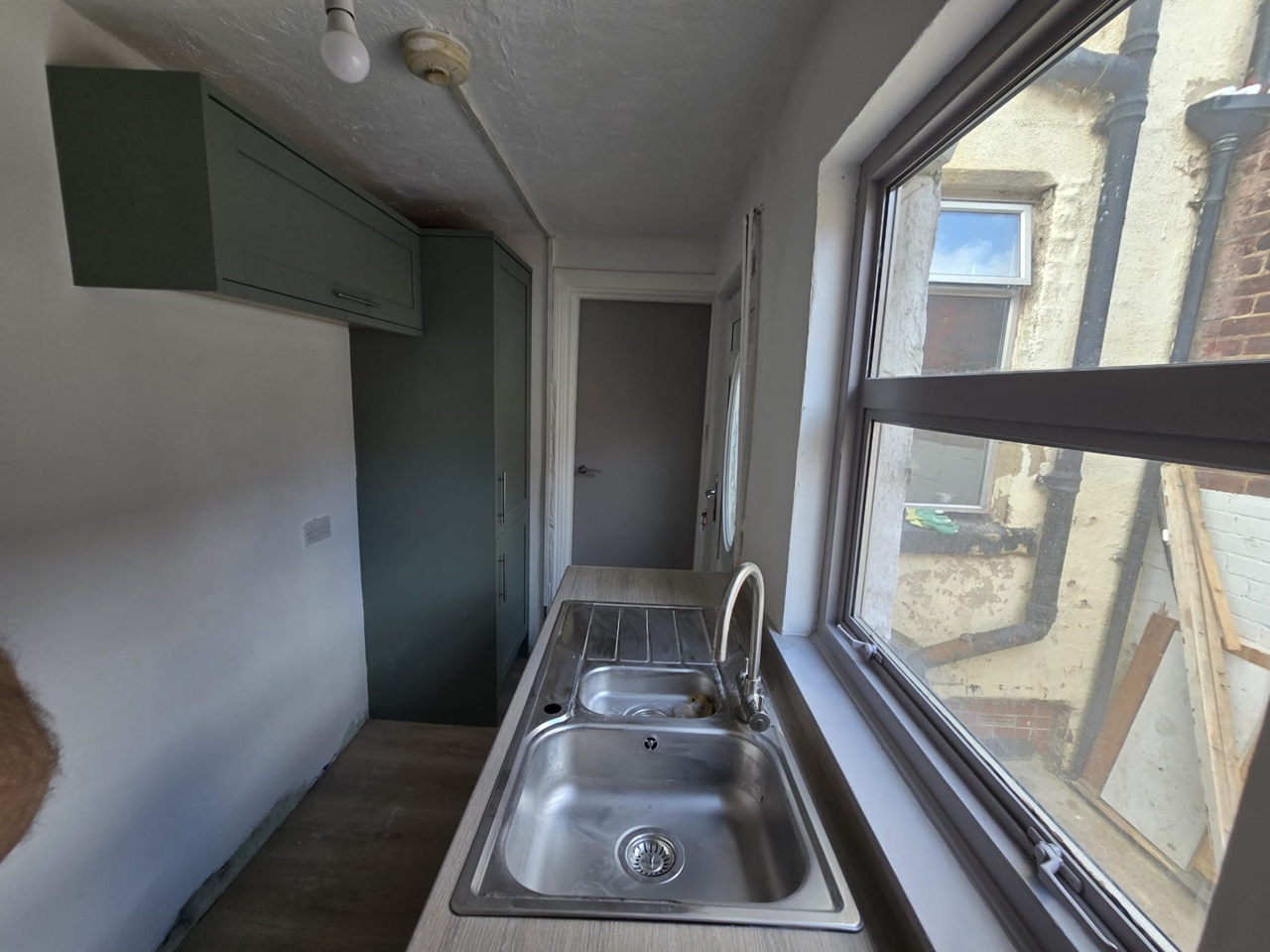 4 Bed Terraced House, Highthorne View, LS12 photo 2