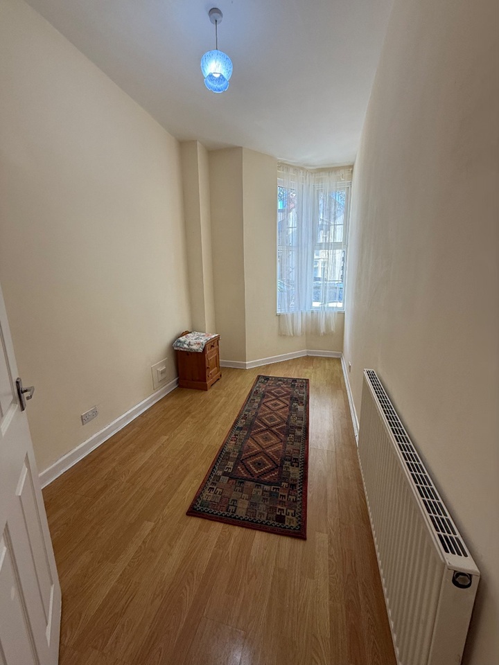 2 Bed Flat, Roath, CF24 photo 5