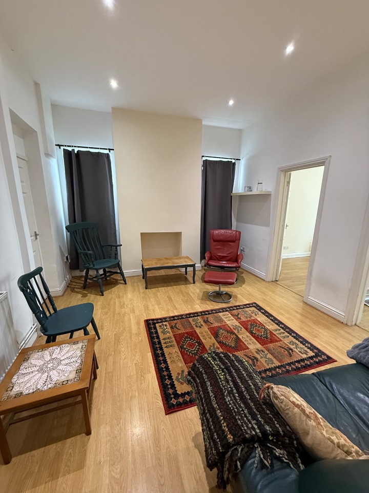 2 Bed Flat, Roath, CF24 photo 2