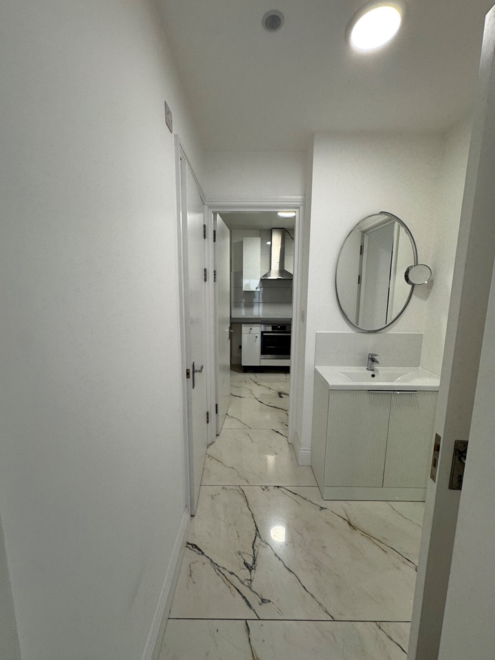 2 Bed Flat, Warwick Road, SW5 photo 2