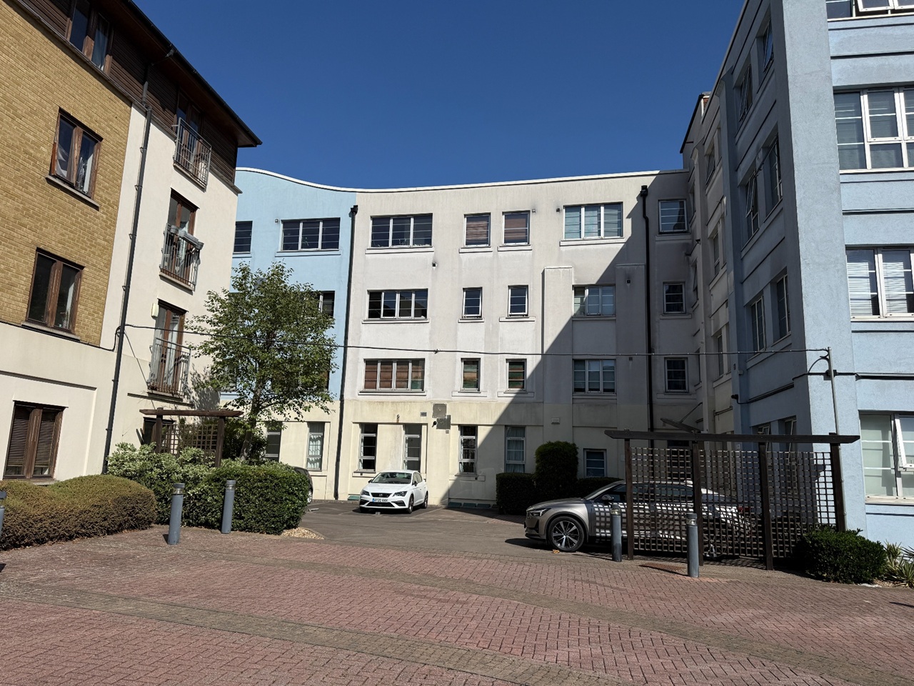 2 Bed Flat, Birkbeck Street, E2 photo 2
