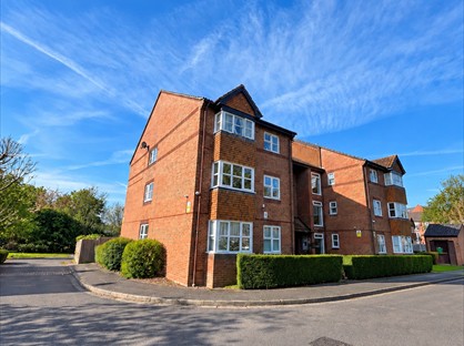 2 Bed Flat, Knowles Close, UB7