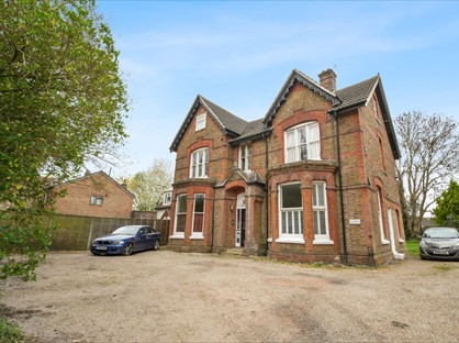 2 Bed Flat, Frenches Road, RH1