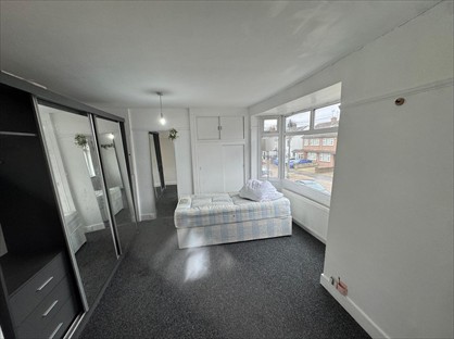 4 Bed Semi-Detached House, Kings Avenue, RM6