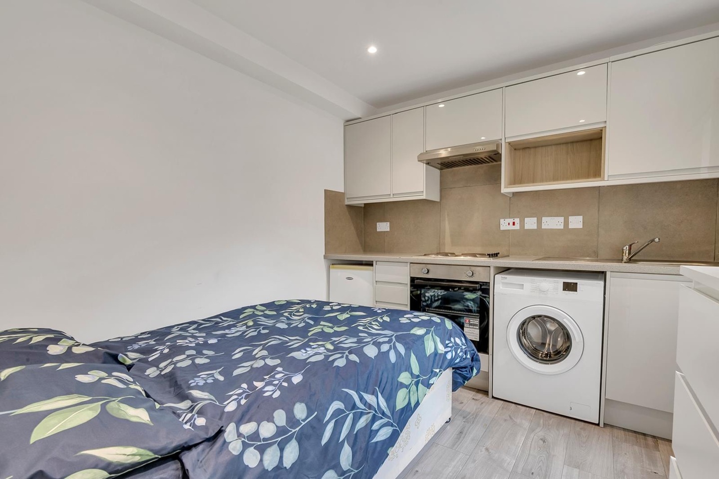 Studio Flat, Edgware Road, W2 photo 2
