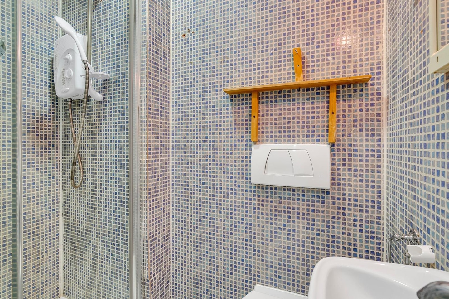 Studio Flat, Edgware Road, W2 photo 4