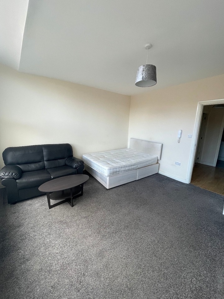 1 Bed Flat, Roundhay Road, LS8 photo 2