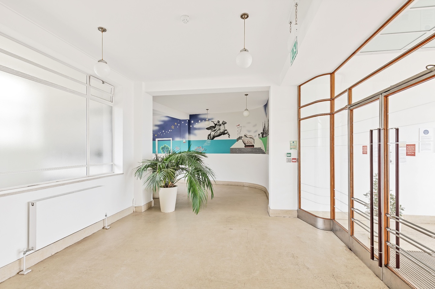 3 Bed Flat, Embassy Court, BN1 photo 3