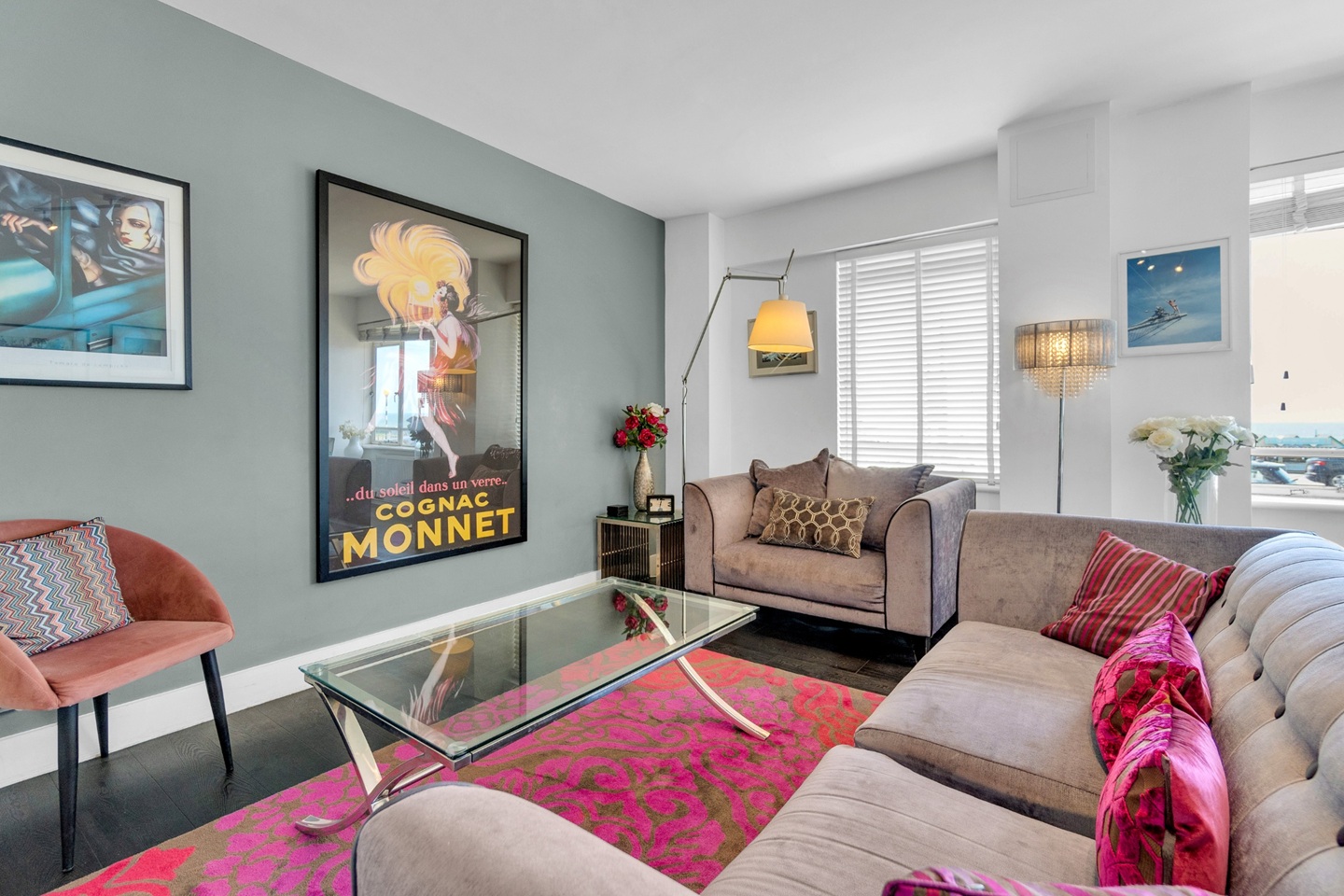 3 Bed Flat, Embassy Court, BN1 photo 2