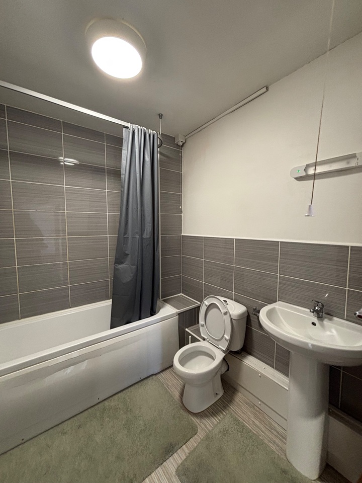 2 Bed Flat, Alexander Court, M5 photo 3