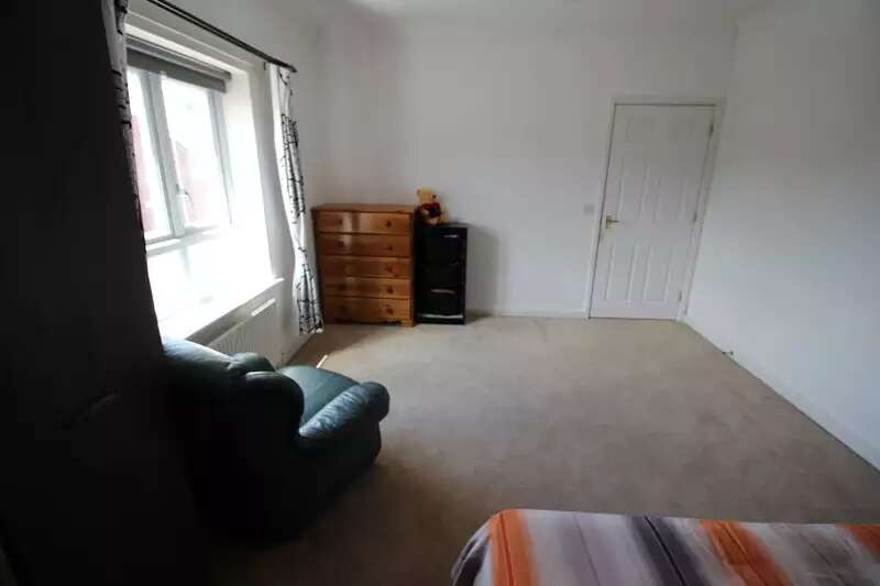 4 Bed Terraced House, Kingswood Croft, B7