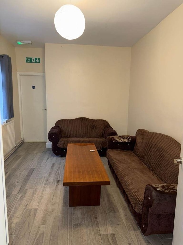 Room in a Shared House, Summer Croft, B19