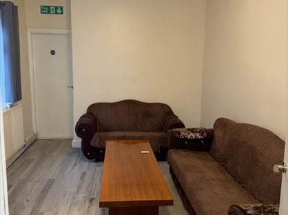 Room in a Shared House, Summer Croft, B19