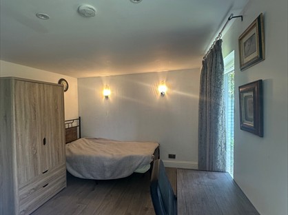 Studio Flat, Ashton Road, KT10