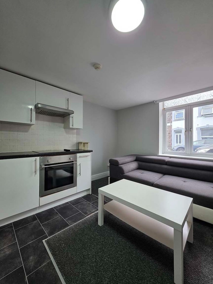 1 Bed Flat, Ruby St, CF24
