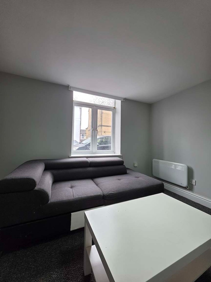 1 Bed Flat, Ruby St, CF24 photo 2