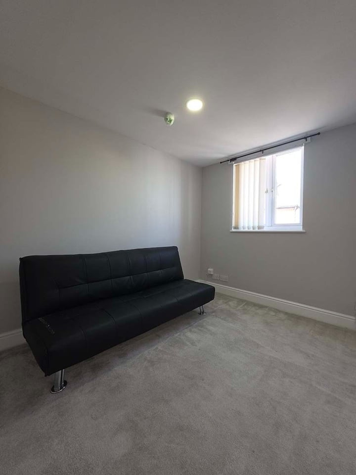 1 Bed Flat, Broadway, CF24