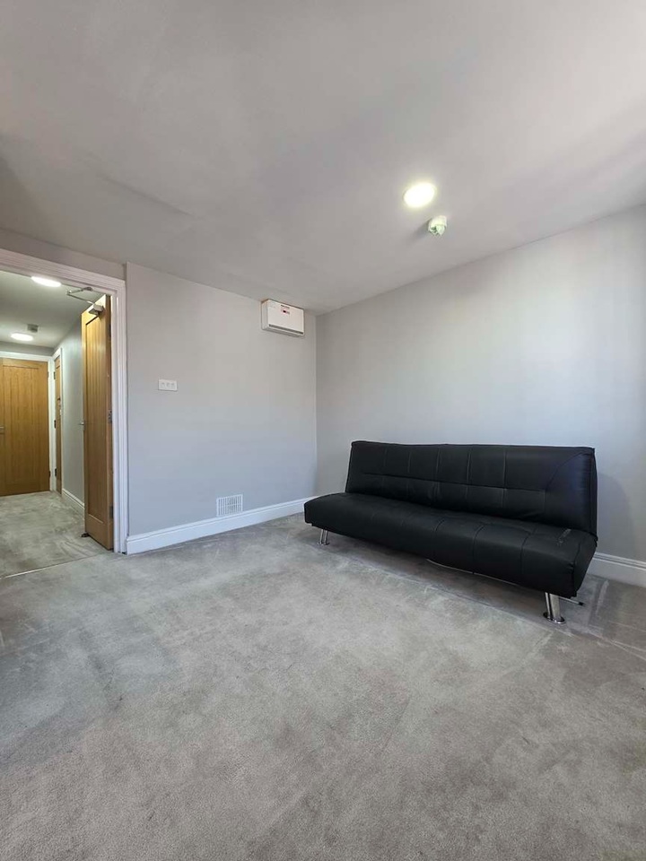 1 Bed Flat, Broadway, CF24 photo 2