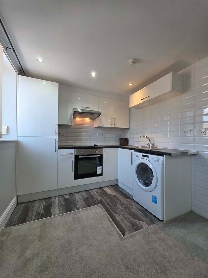 1 Bed Flat, Broadway, CF24 photo 3