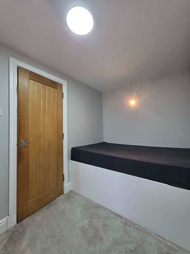 1 Bed Flat, Broadway, CF24 photo 5