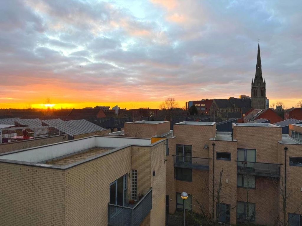 2 Bed Flat, Hulme High St, M15 photo 5